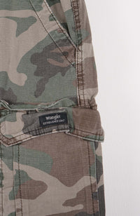 VINTAGE WRANGLER CAMO CARGO SHORTS W32