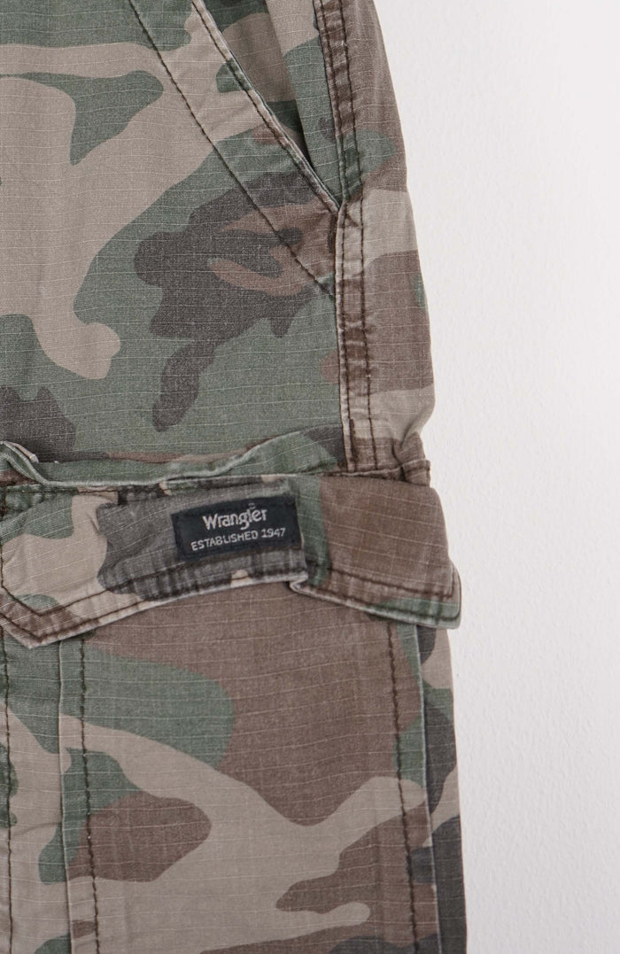 VINTAGE WRANGLER CAMO CARGO SHORTS W32