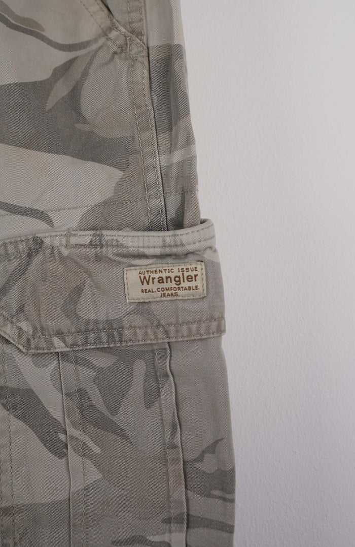 VINTAGE CAMO CARGO SHORTS W32