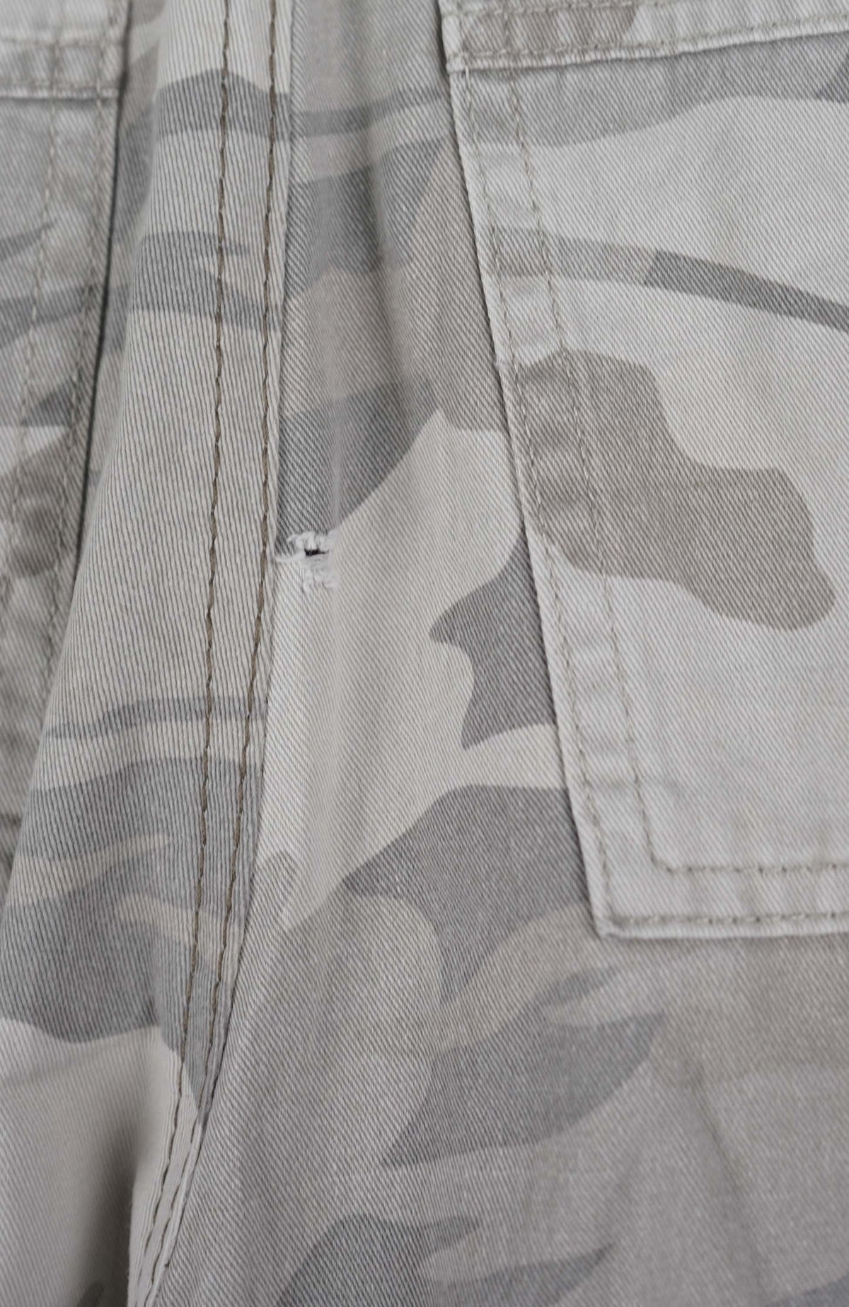 VINTAGE CAMO CARGO SHORTS W32