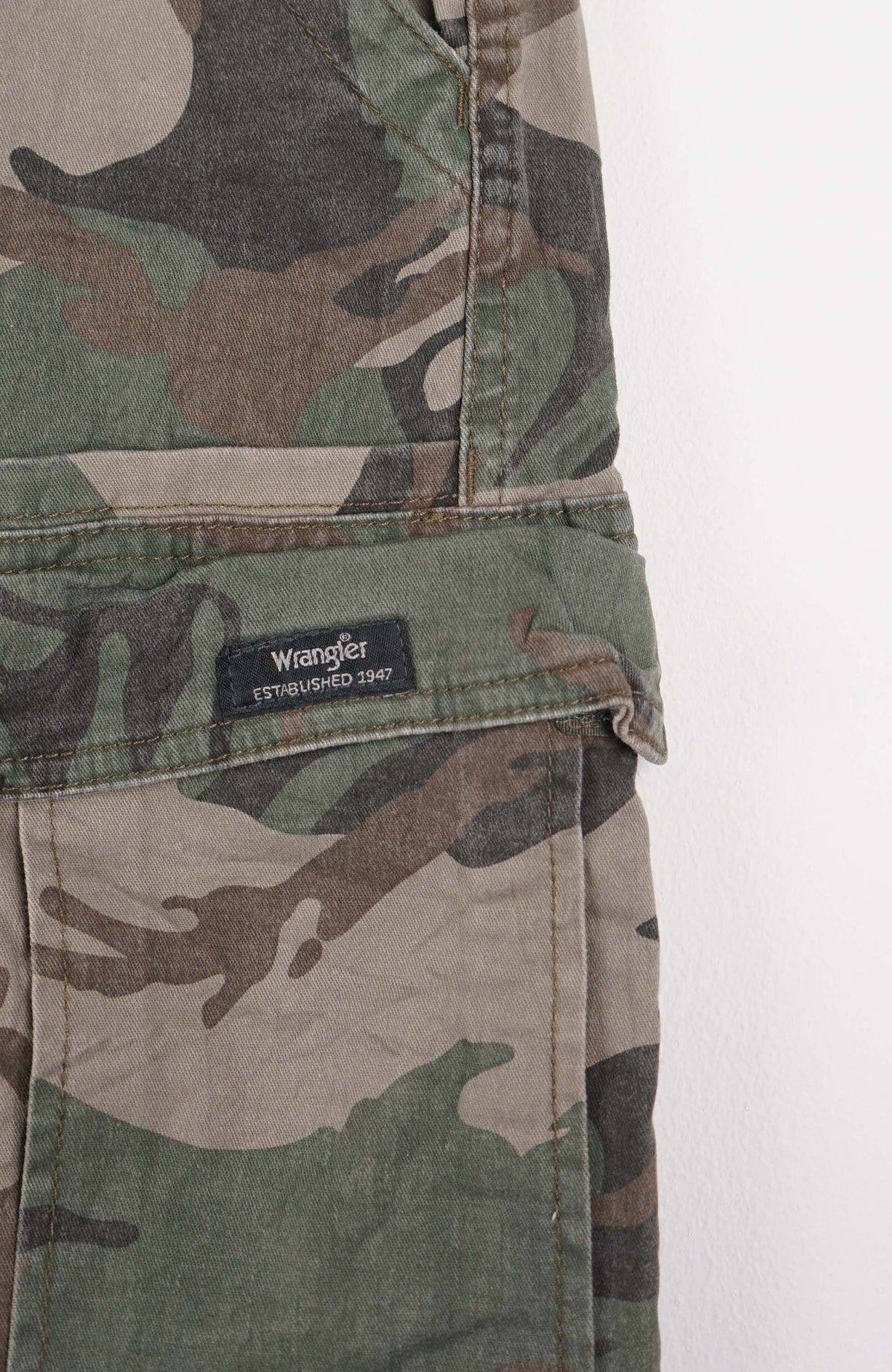 VINTAGE WRANGLER CAMO CARGO SHORTS W32