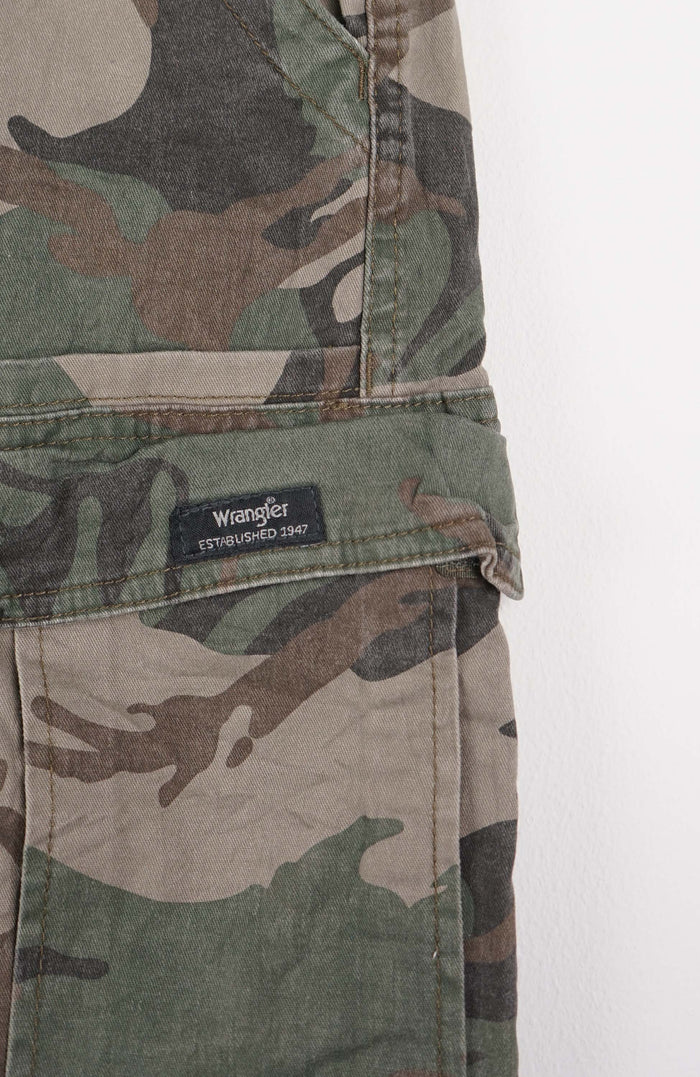 VINTAGE WRANGLER CAMO CARGO SHORTS W32