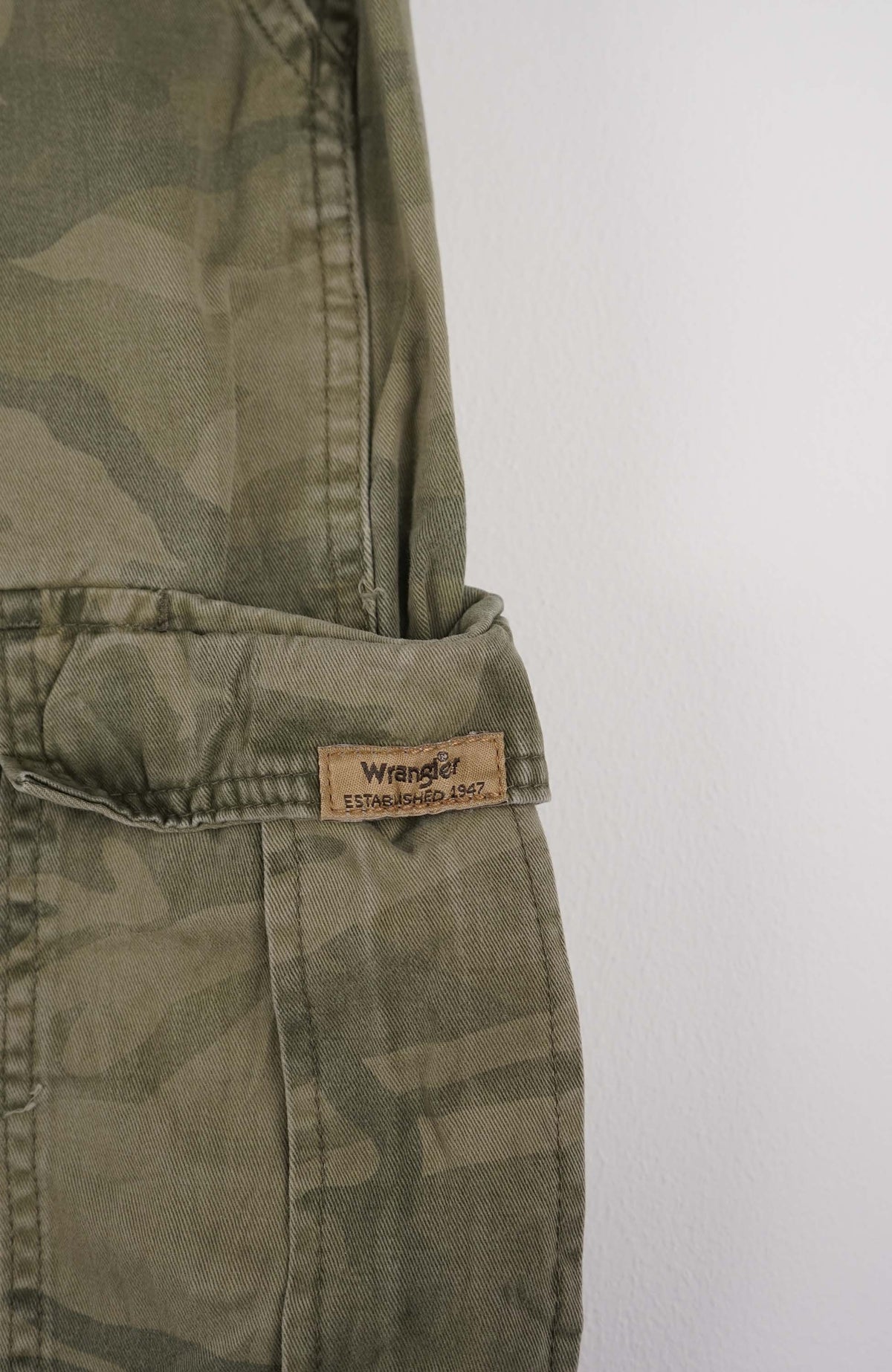 VINTAGE WRANGLER CAMO CARGO SHORTS W32