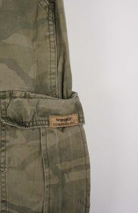VINTAGE WRANGLER CAMO CARGO SHORTS W32