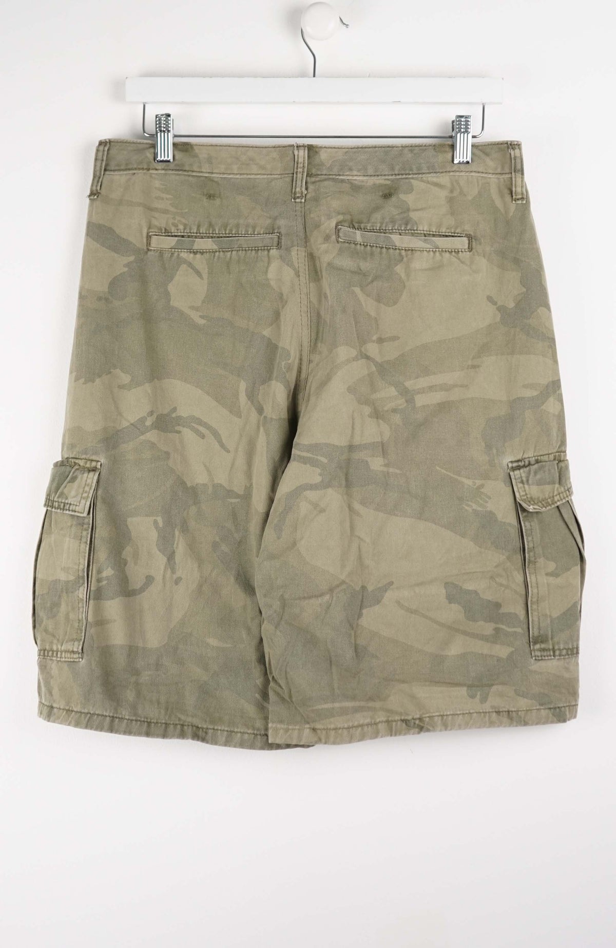 VINTAGE WRANGLER CAMO CARGO SHORTS W32