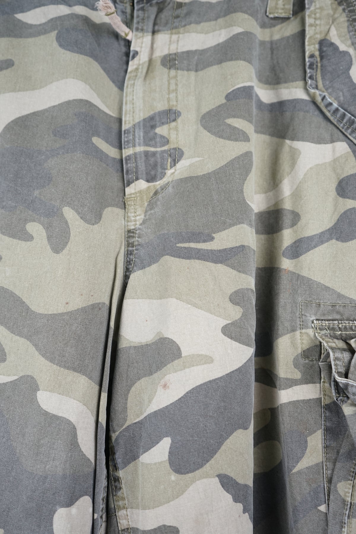 VINTAGE CAMO CARGO SHORTS W36