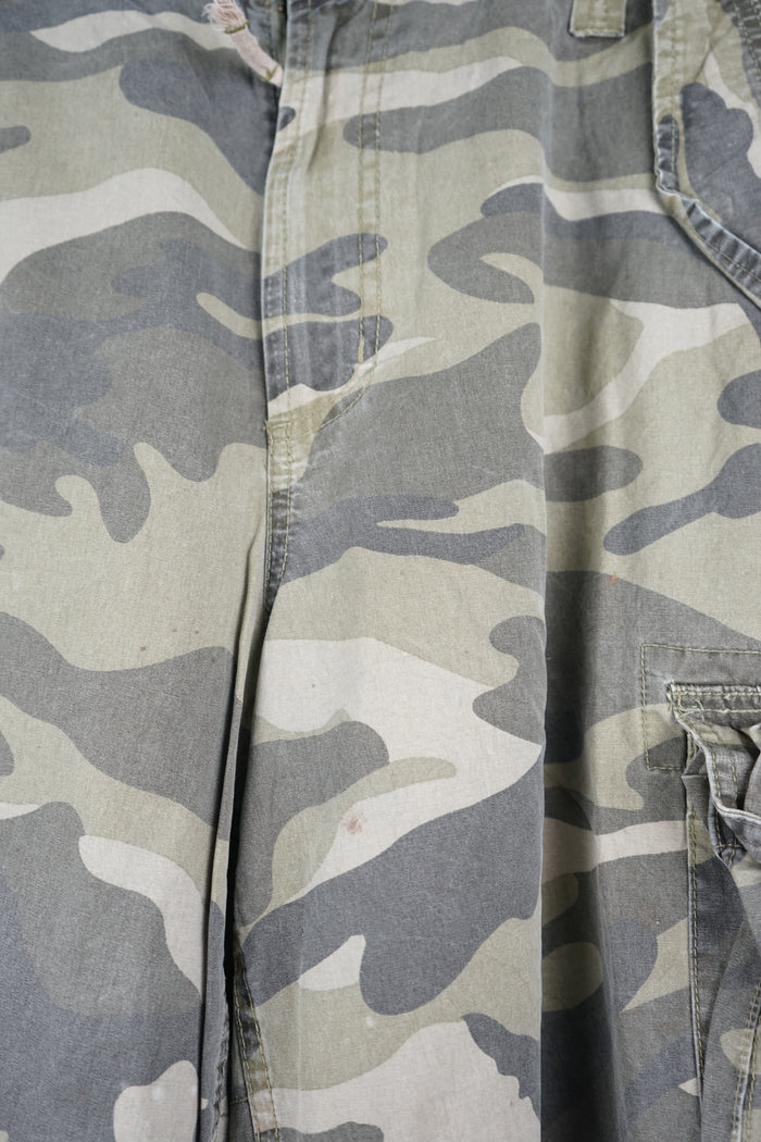 VINTAGE CAMO CARGO SHORTS W36