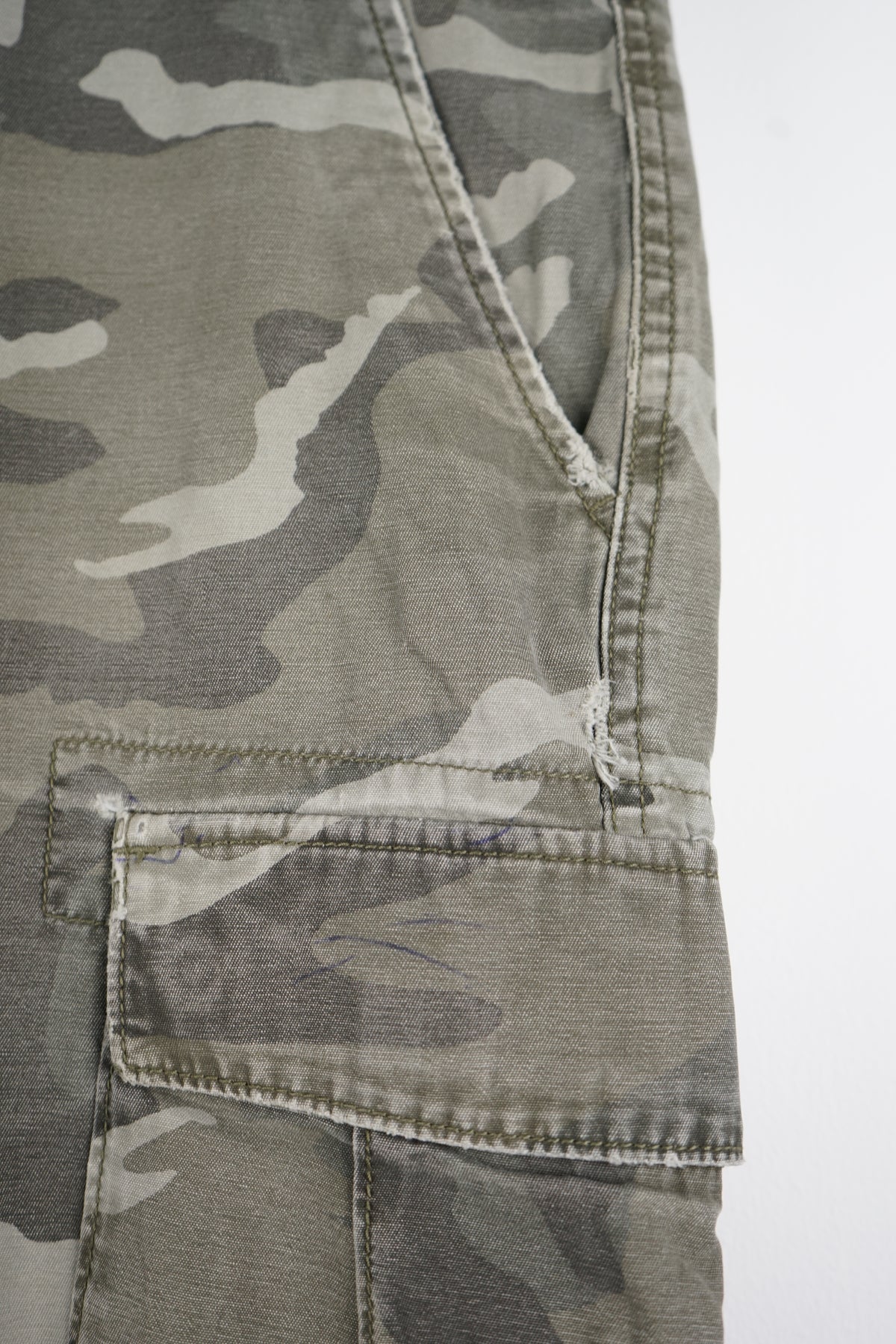 VINTAGE CAMO CARGO SHORTS W40