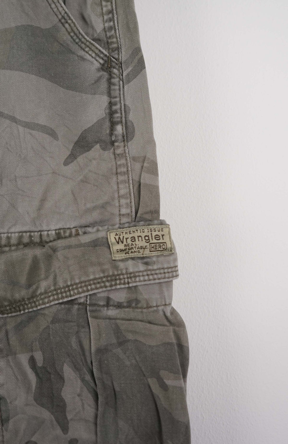 VINTAGE WRANGLER CAMO CARGO SHORTS W31