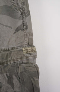 VINTAGE WRANGLER CAMO CARGO SHORTS W31