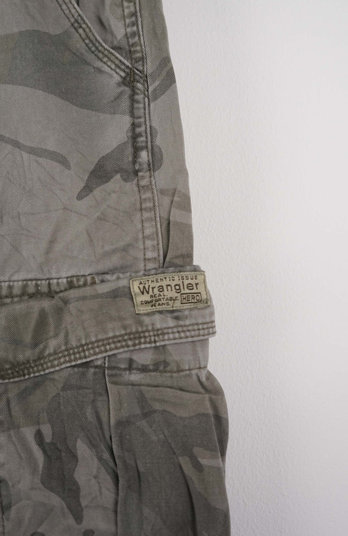 VINTAGE WRANGLER CAMO CARGO SHORTS W31