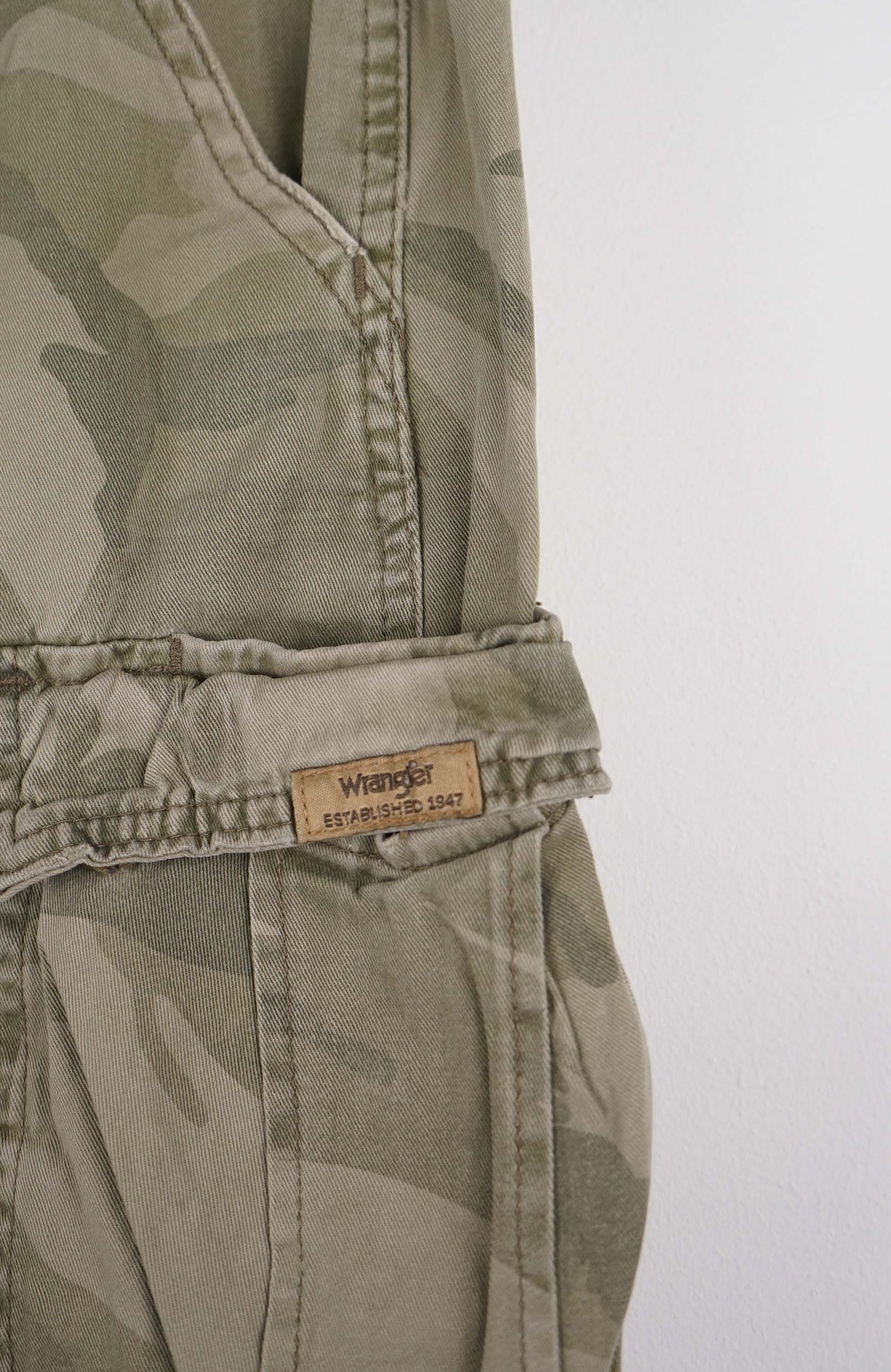 VINTAGE WRANGLER CAMO CARGO SHORTS W26