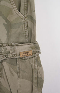 VINTAGE WRANGLER CAMO CARGO SHORTS W26