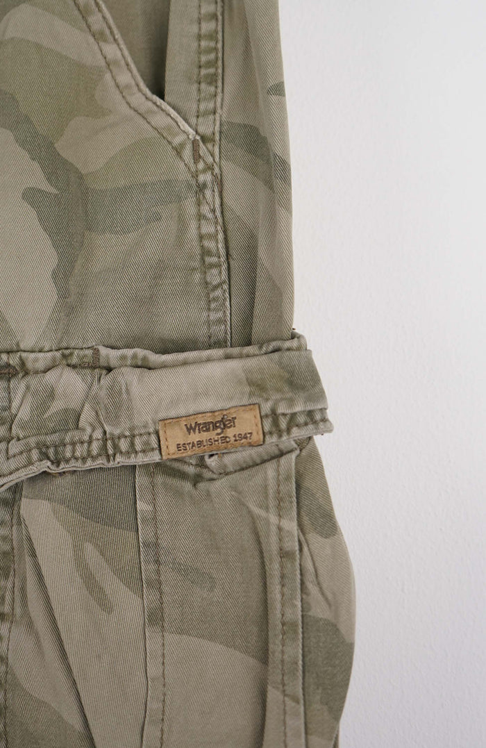 VINTAGE WRANGLER CAMO CARGO SHORTS W26