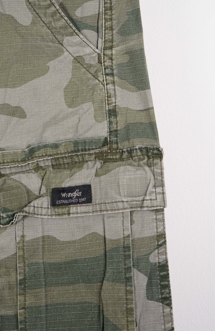 VINTAGE WRANGLER CAMO CARGO SHORTS W28