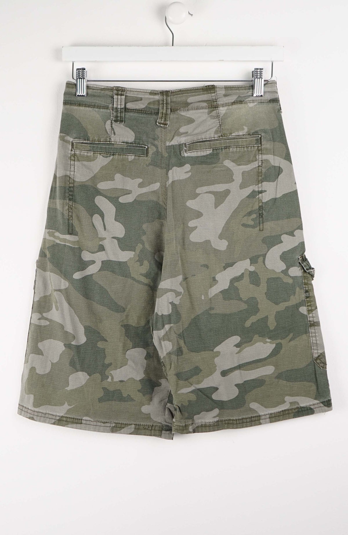 VINTAGE WRANGLER CAMO CARGO SHORTS W28