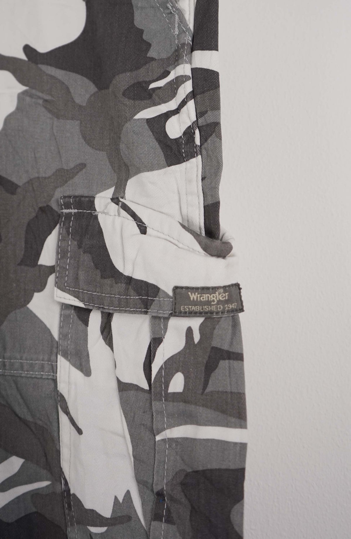 VINTAGE CAMO CARGO SHORTS W36