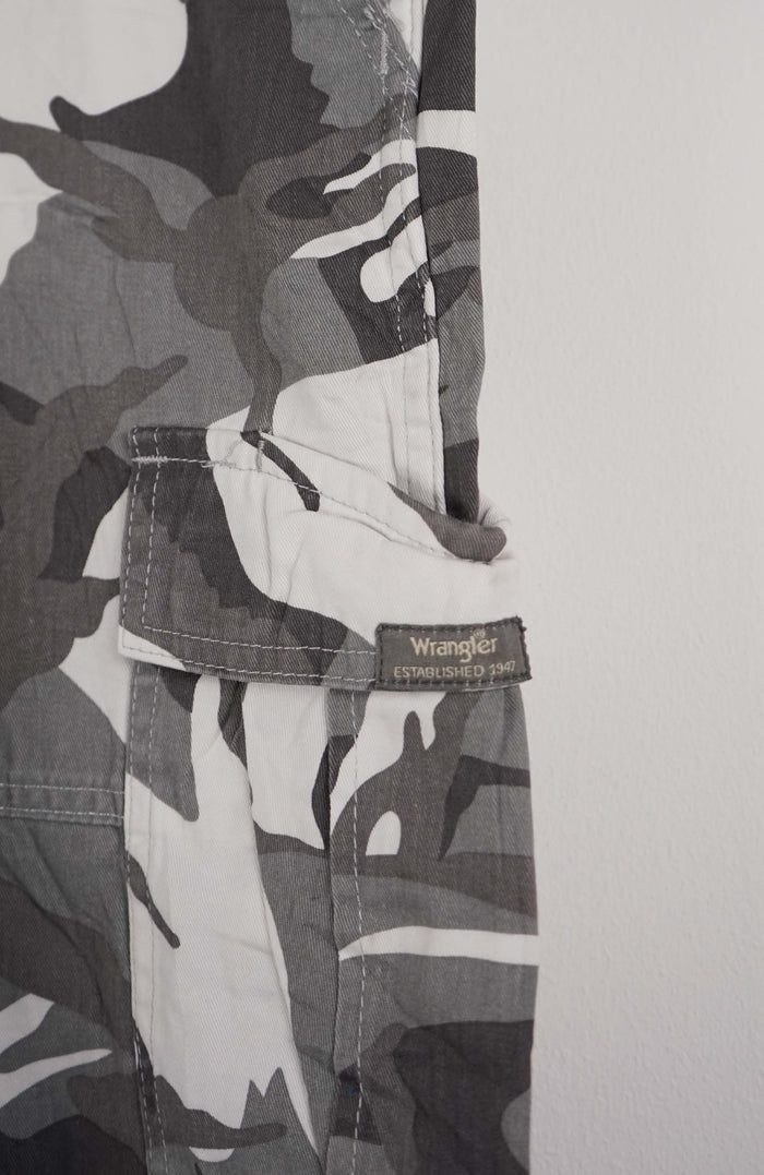 VINTAGE CAMO CARGO SHORTS W36