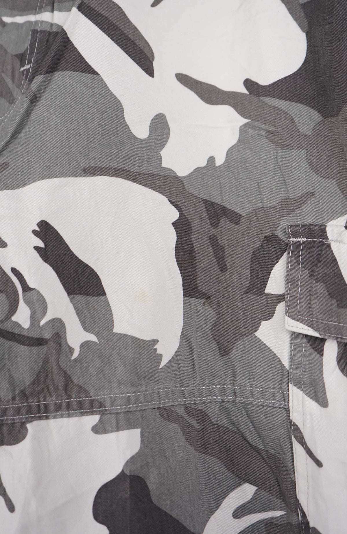 VINTAGE CAMO CARGO SHORTS W36