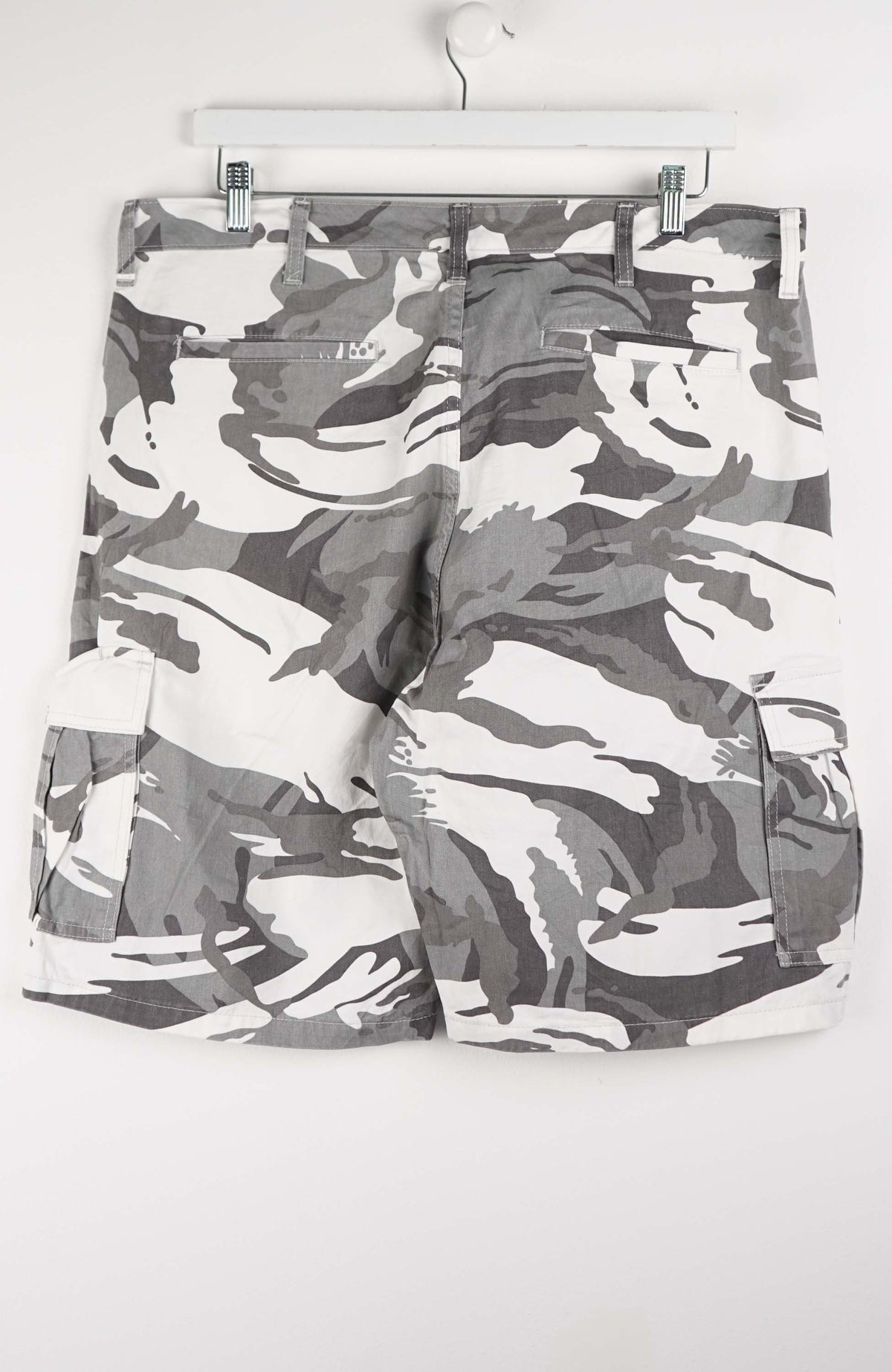 VINTAGE CAMO CARGO SHORTS W36