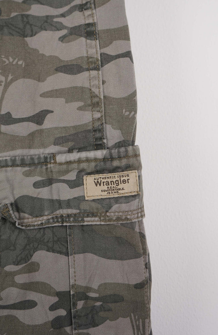 VINTAGE WRANGLER CAMO CARGO SHORTS W32
