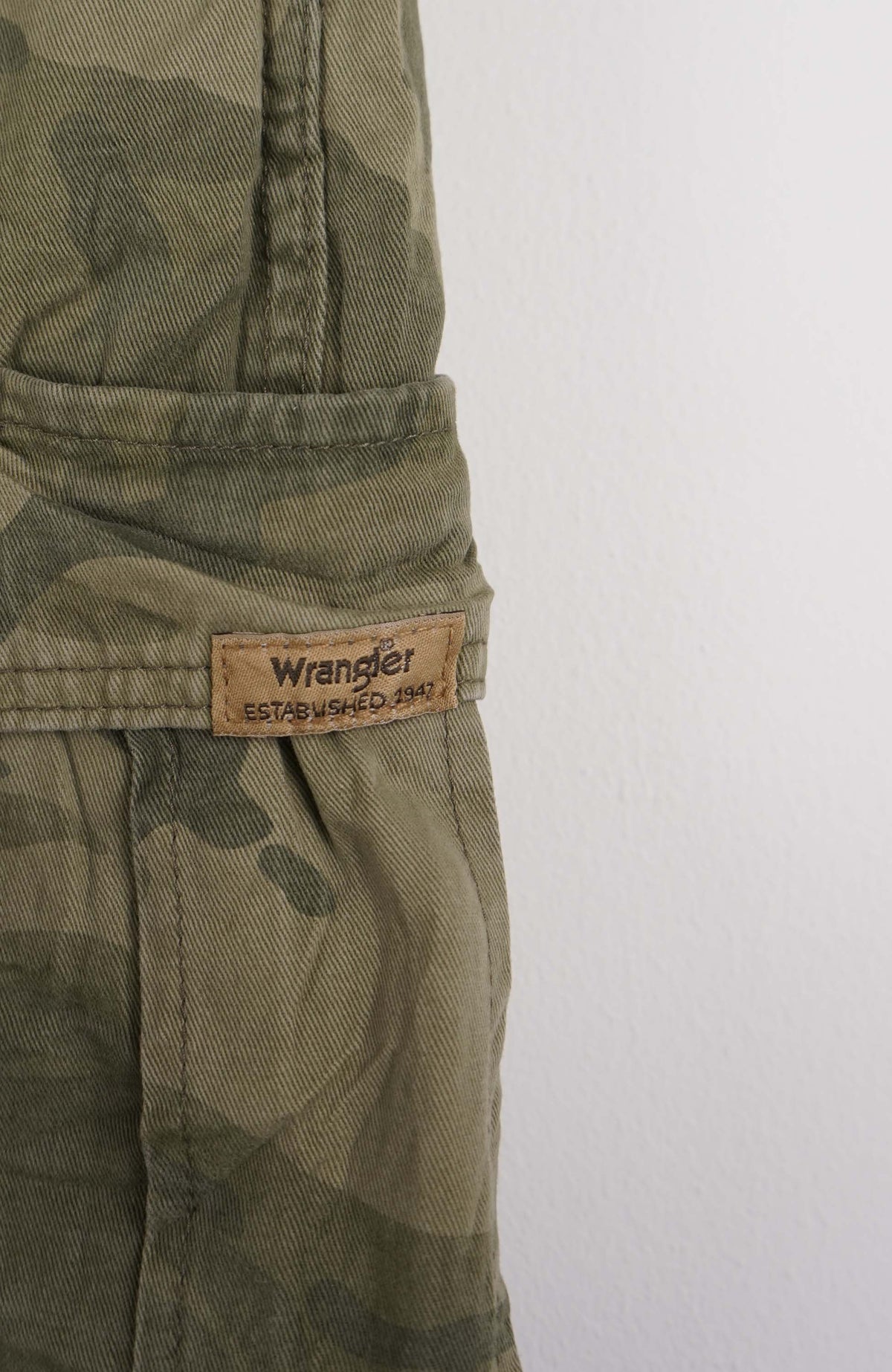 VINTAGE WRANGLER CAMO CARGO SHORTS W30