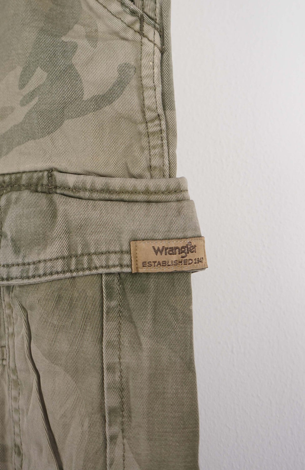 VINTAGE WRANGLER CAMO CARGO SHORTS W32