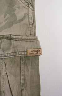 VINTAGE WRANGLER CAMO CARGO SHORTS W32