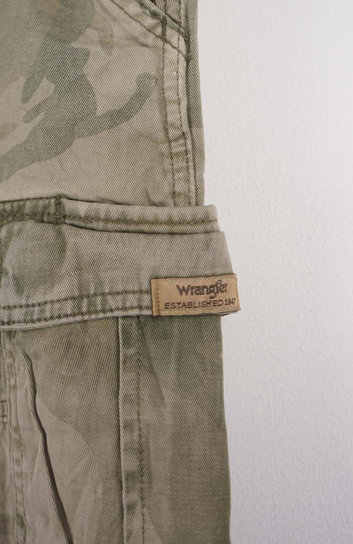 VINTAGE WRANGLER CAMO CARGO SHORTS W32