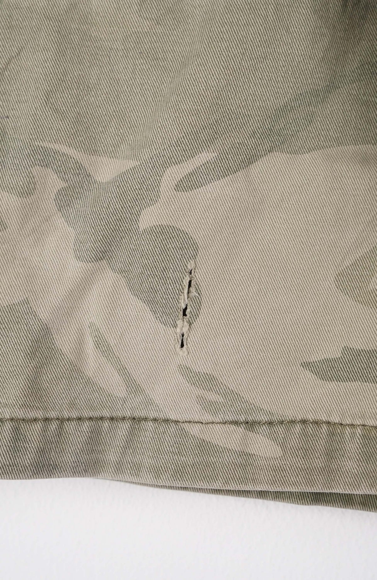 VINTAGE WRANGLER CAMO CARGO SHORTS W32