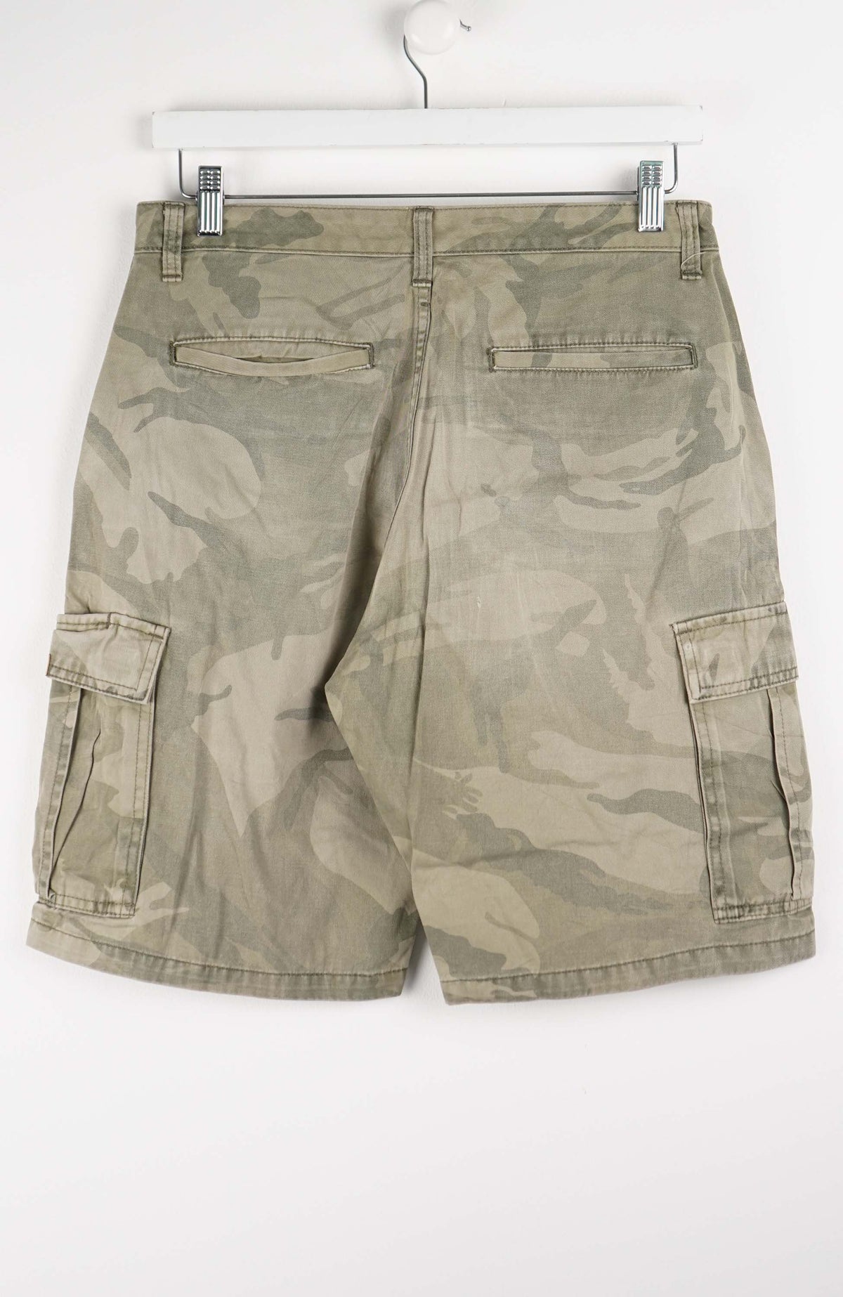 VINTAGE WRANGLER CAMO CARGO SHORTS W32