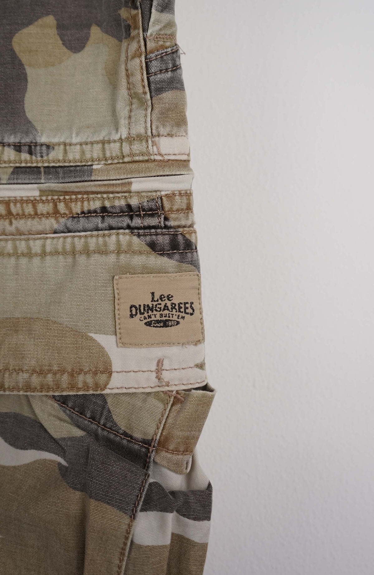 VINTAGE CAMO CARGO SHORTS W34