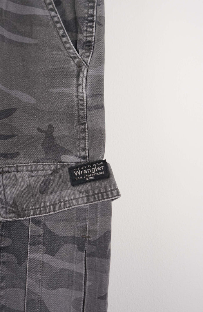 VINTAGE CAMO CARGO SHORTS W38