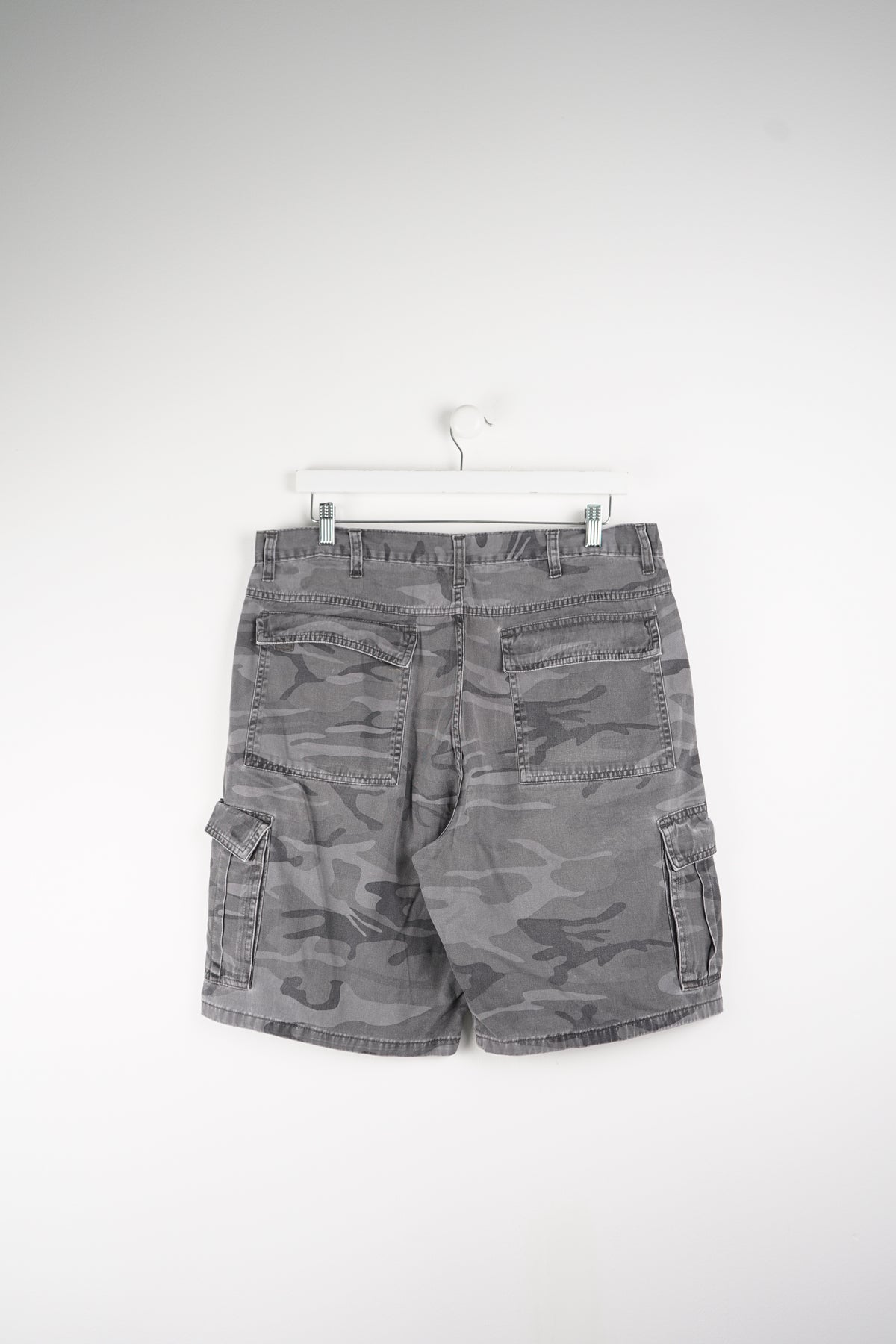 VINTAGE CAMO CARGO SHORTS W38
