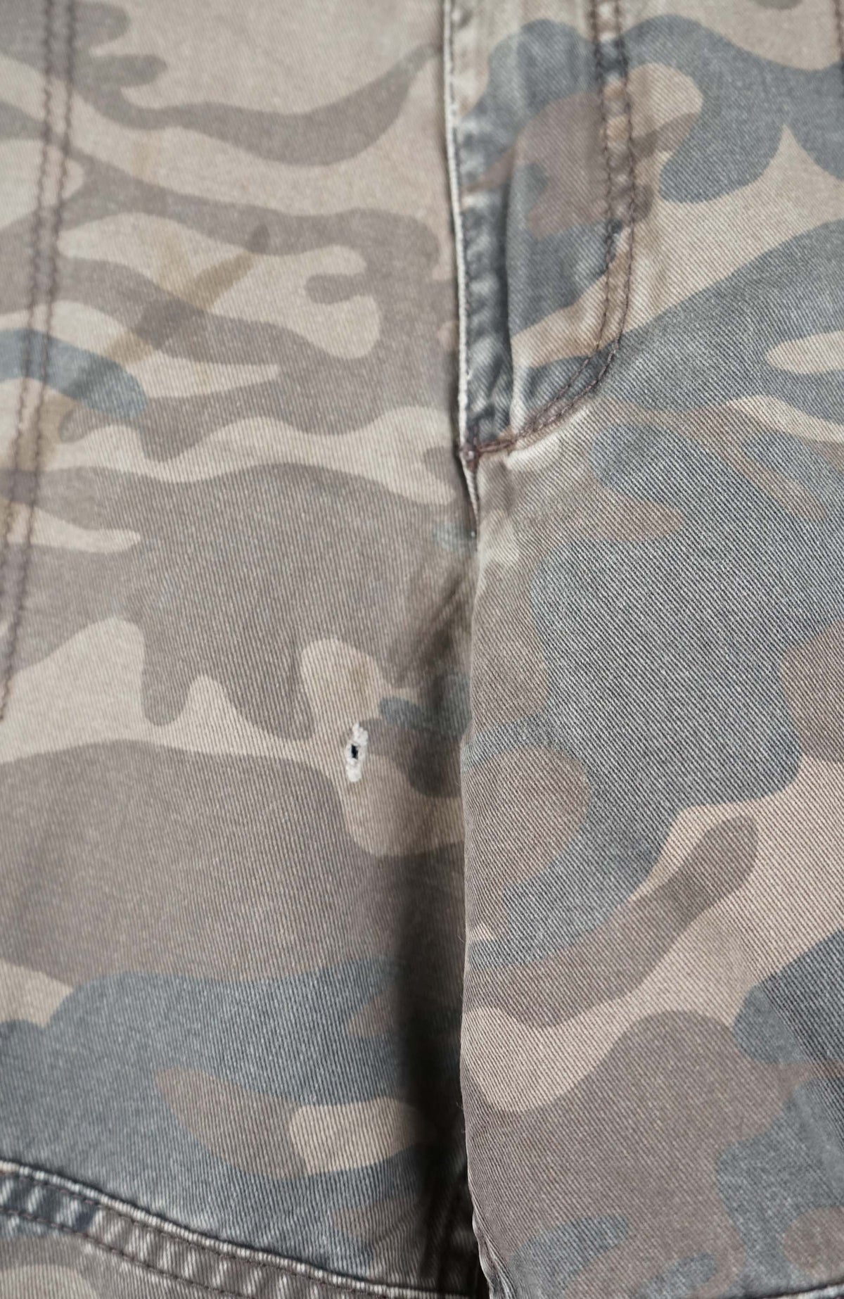 VINTAGE CAMO CARGO SHORTS W34