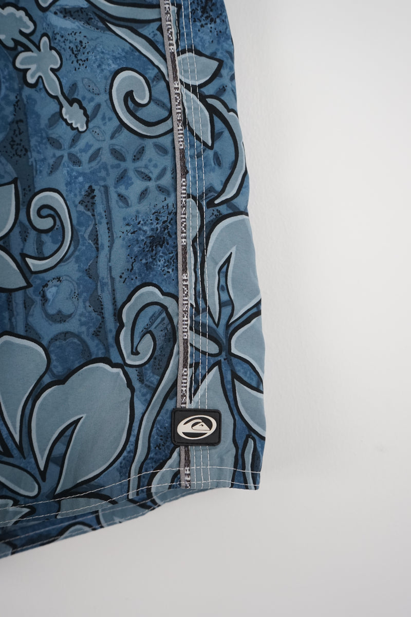 VINTAGE QUIKSILVER BOARD SHORTS W30