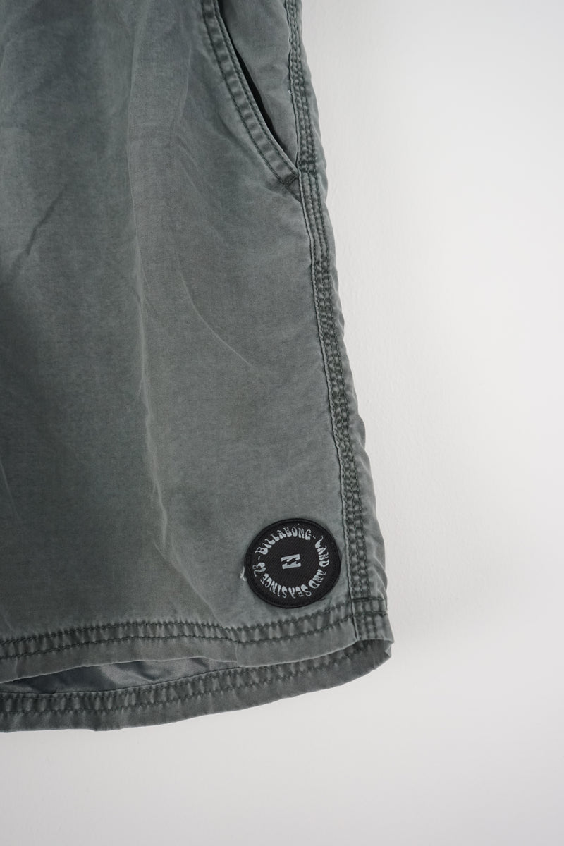 VINTAGE BILLABONG SHORTS W27