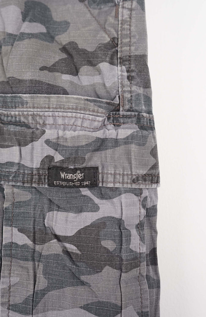 VINTAGE WRANGLER CARGO SHORTS W38
