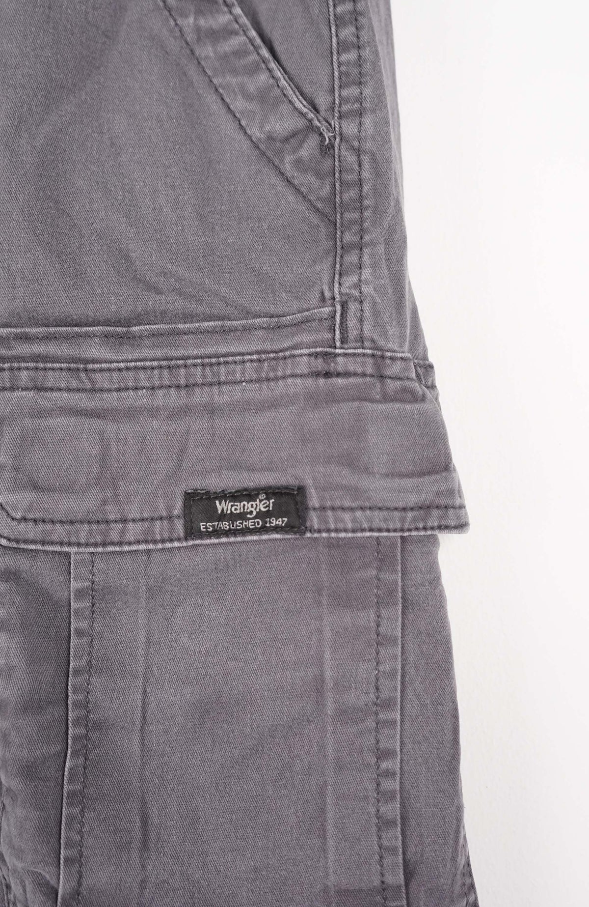 VINTAGE WRANGLER CARGO SHORTS W34