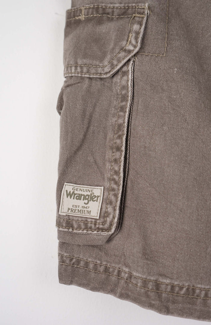 VINTAGE WRANGLER CARGO SHORTS W33