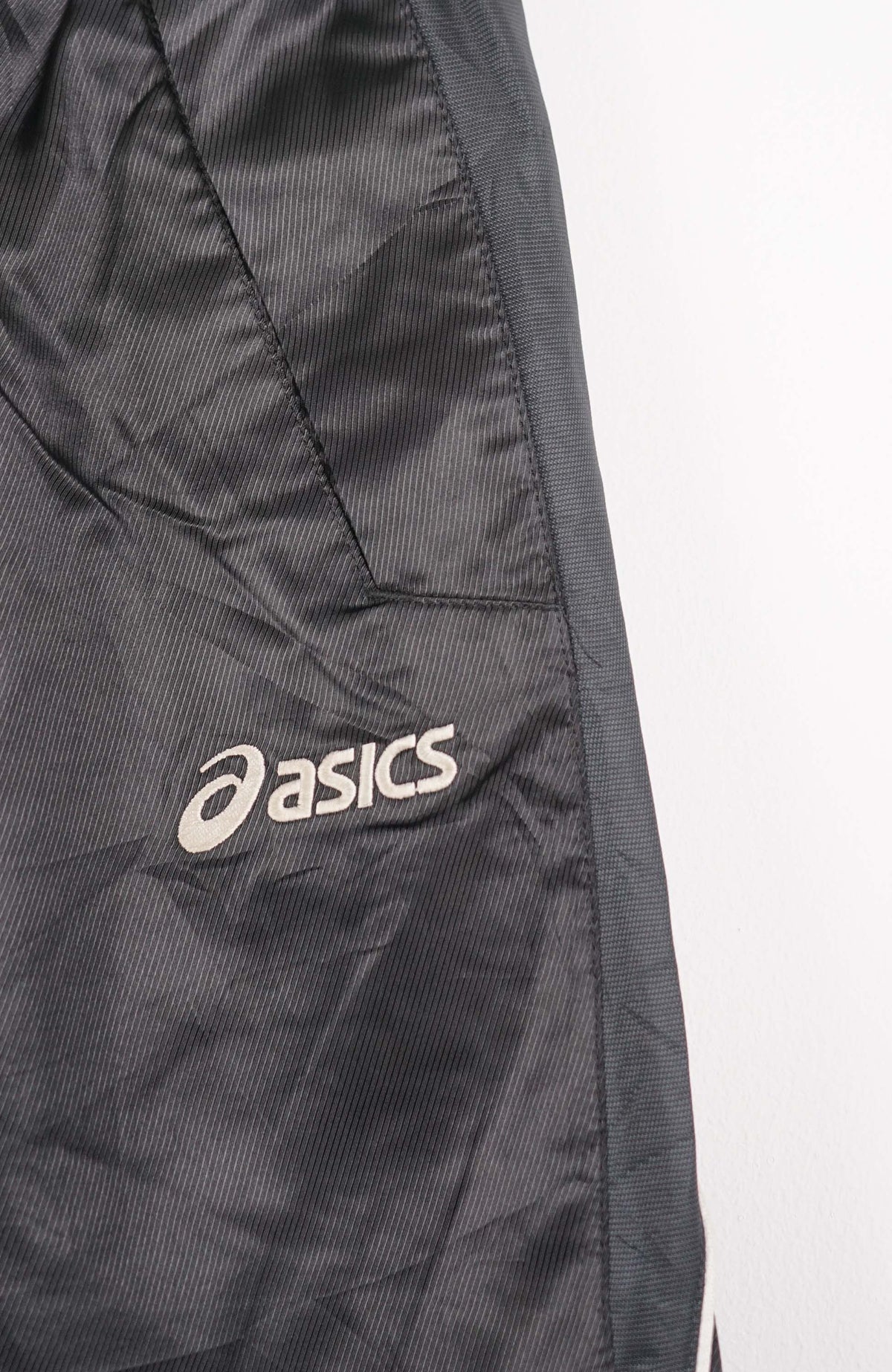 VINTAGE ASICS TRACK PANT SHORTS (XS)