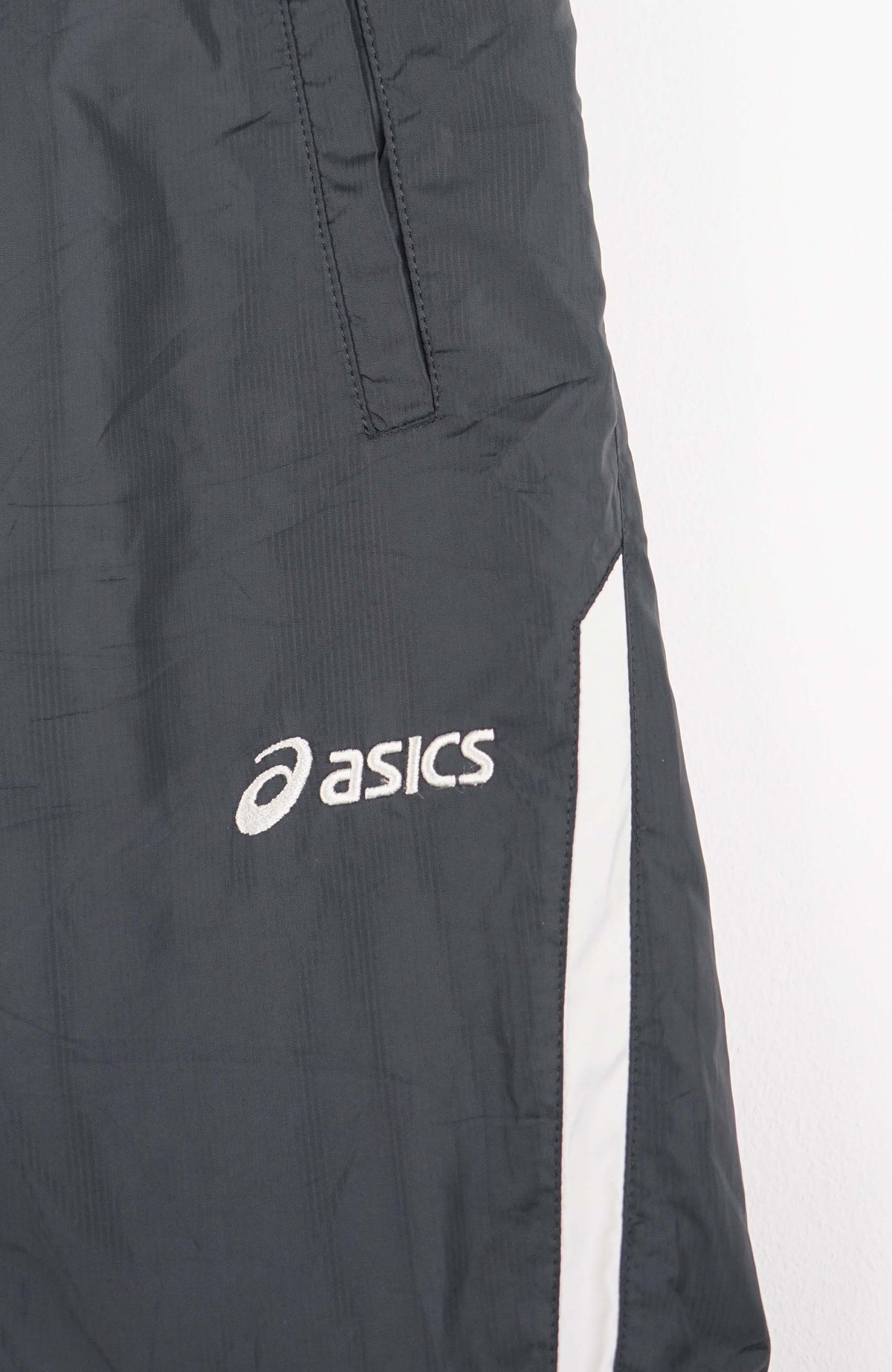 VINTAGE ASICS TRACK PANT SHORTS (M)