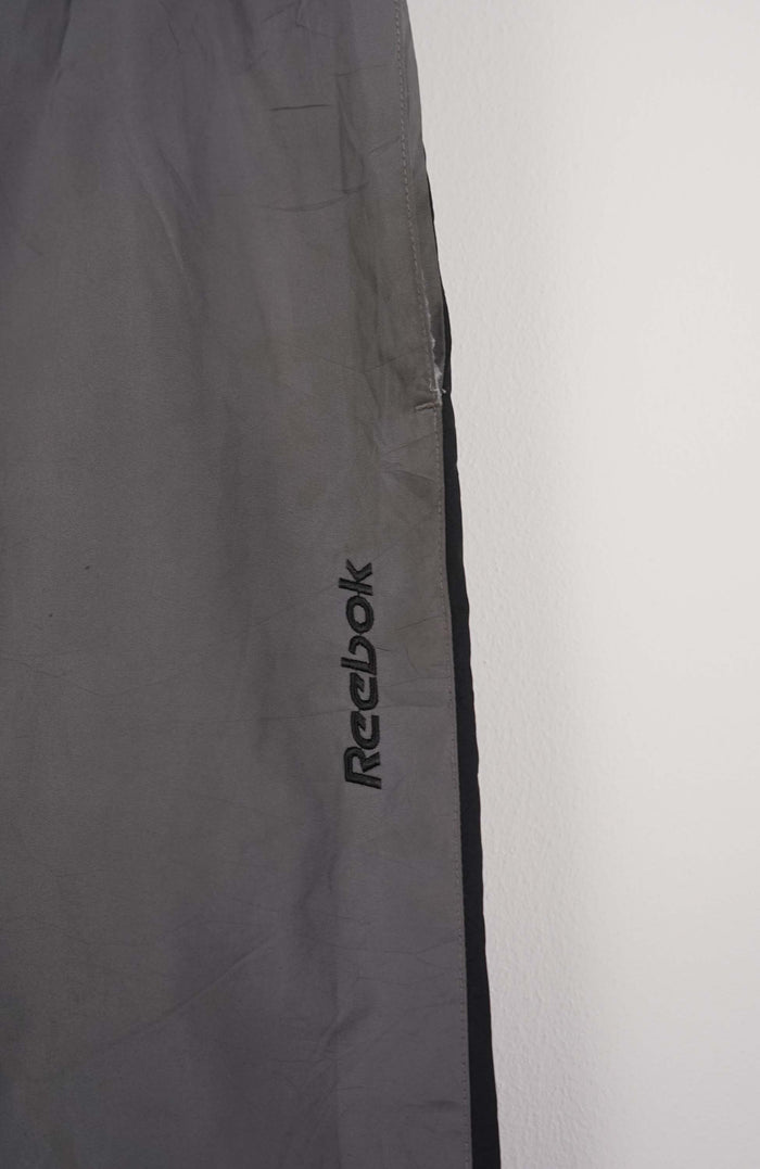 VINTAGE REEBOK TRACK PANT SHORTS (M)