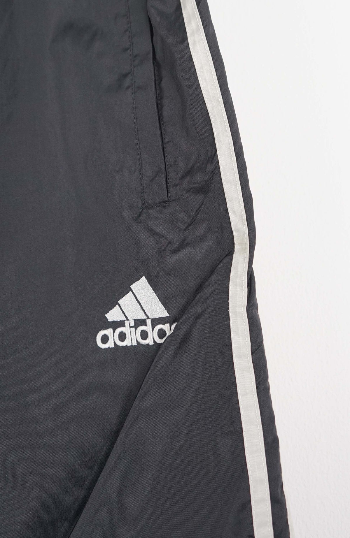VINTAGE ADIDAS TRACK PANT SHORTS (M)