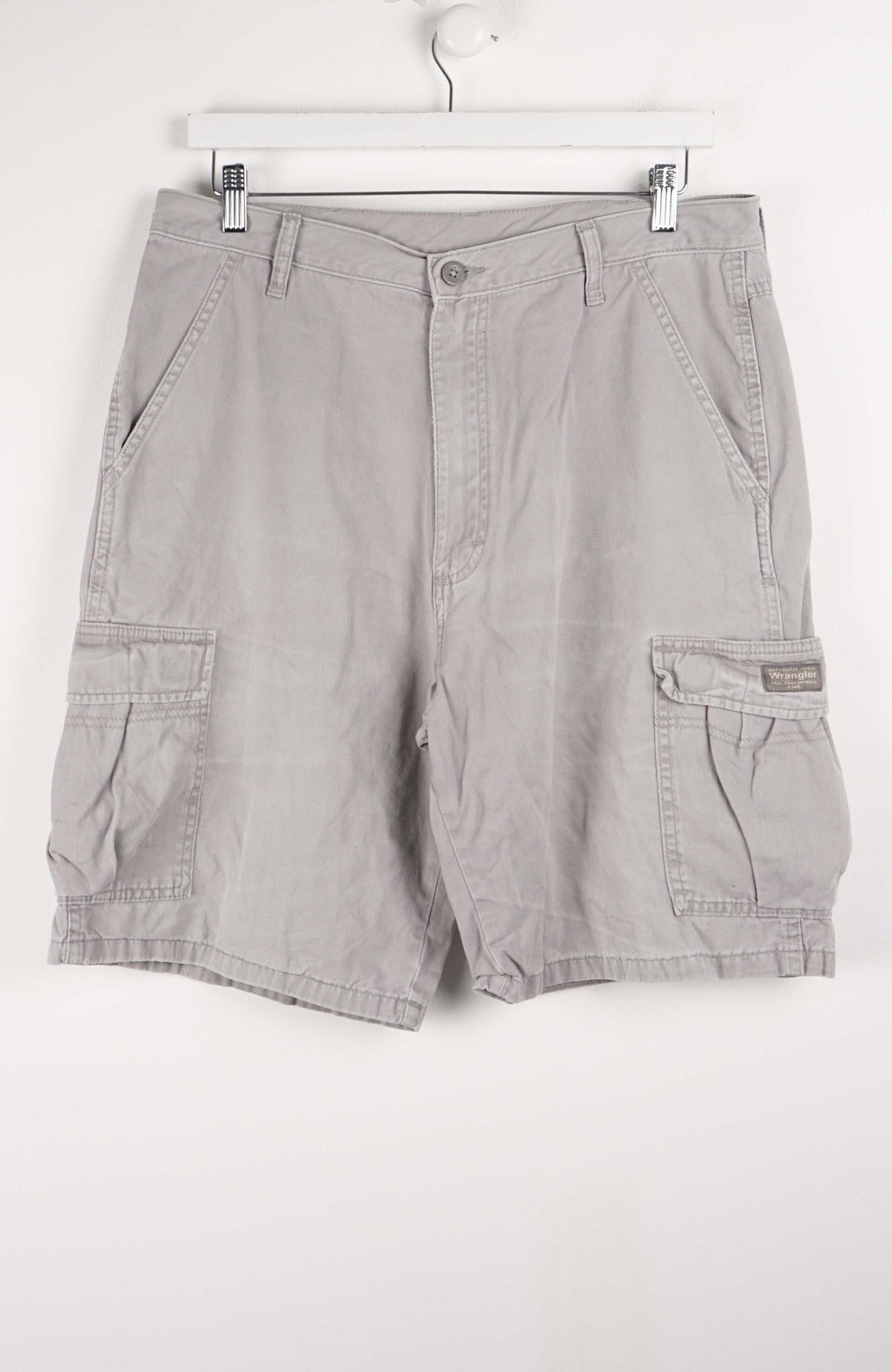 VINTAGE WRANGLER CARGO SHORTS W34