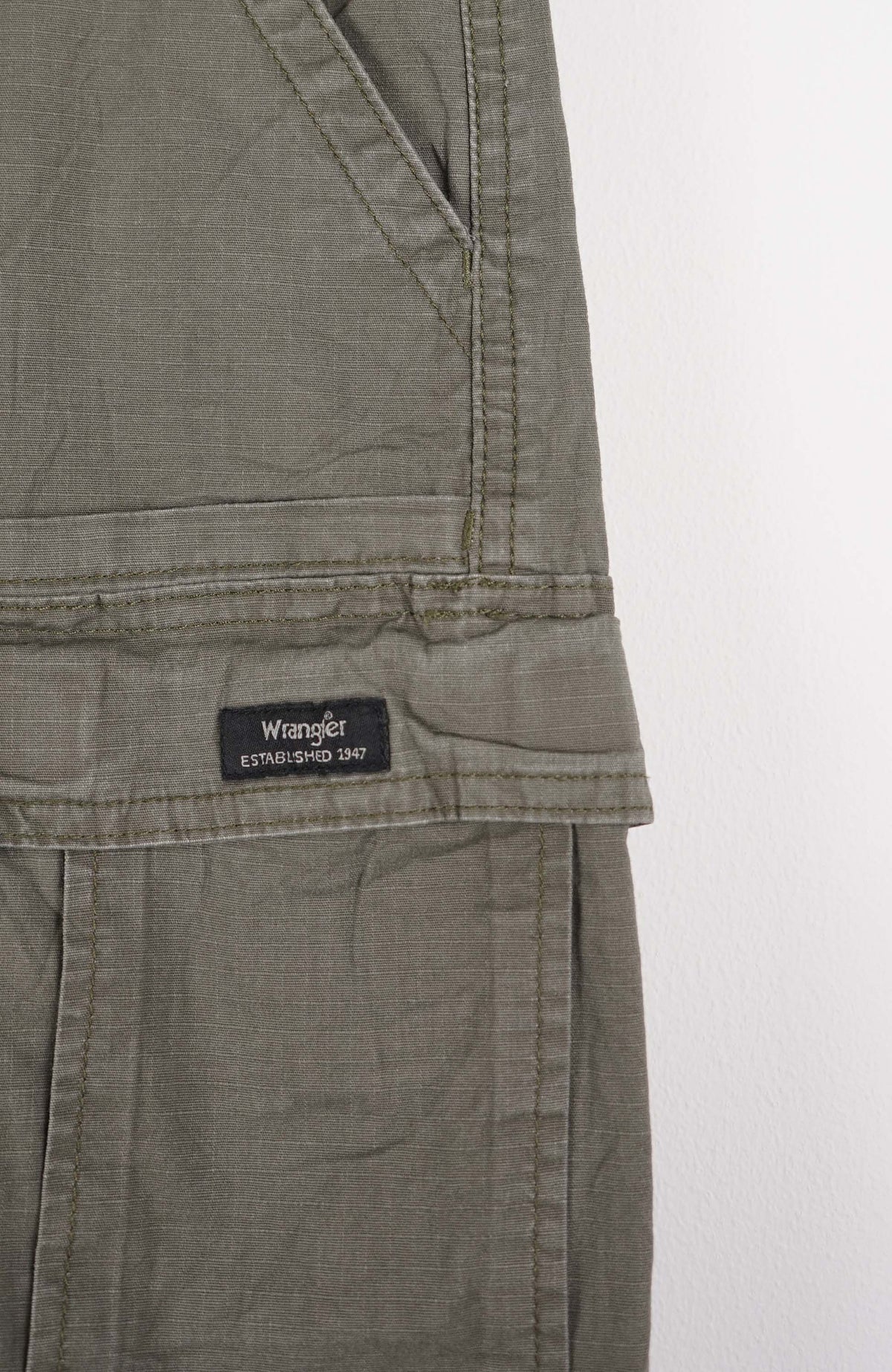 VINTAGE WRANGLER CARGO SHORTS W34