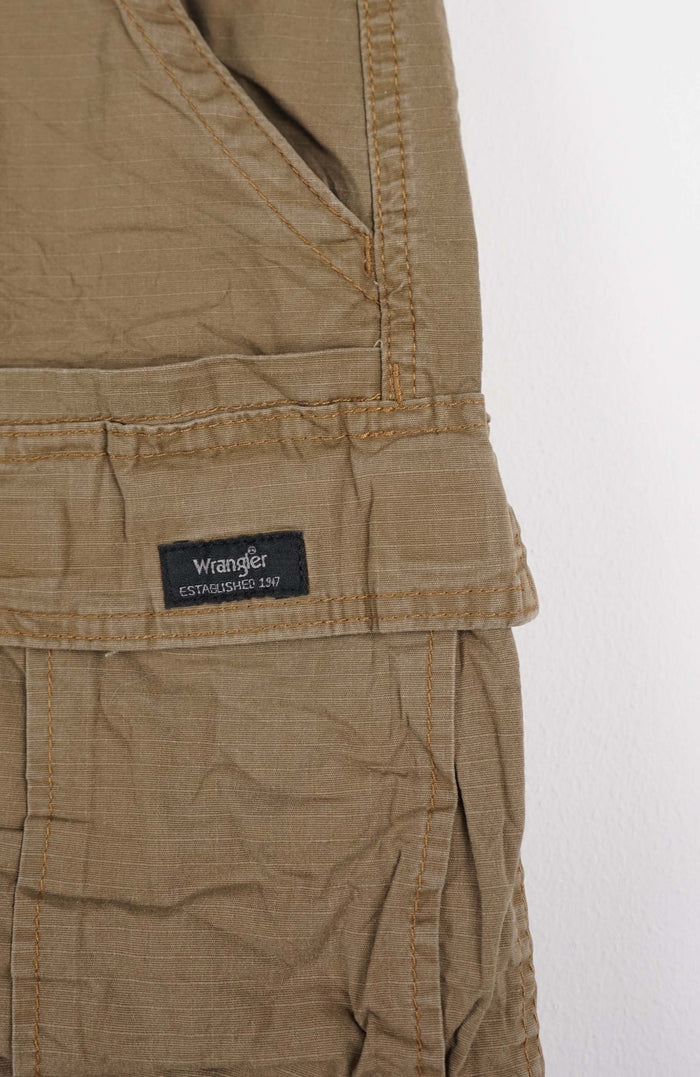VINTAGE WRANGLER CARGO SHORTS W32
