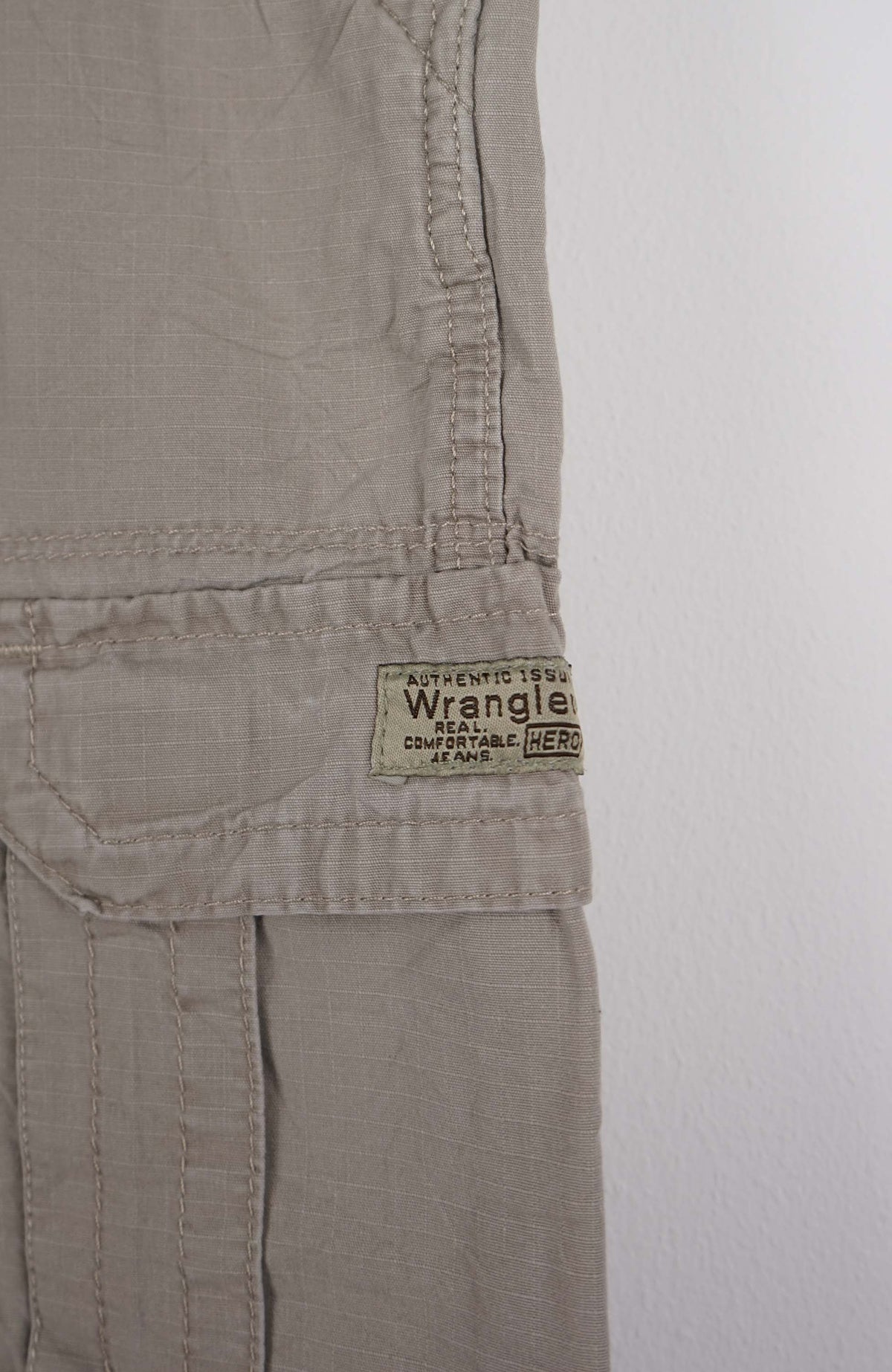 VINTAGE WRANGLER CARGO SHORTS W34