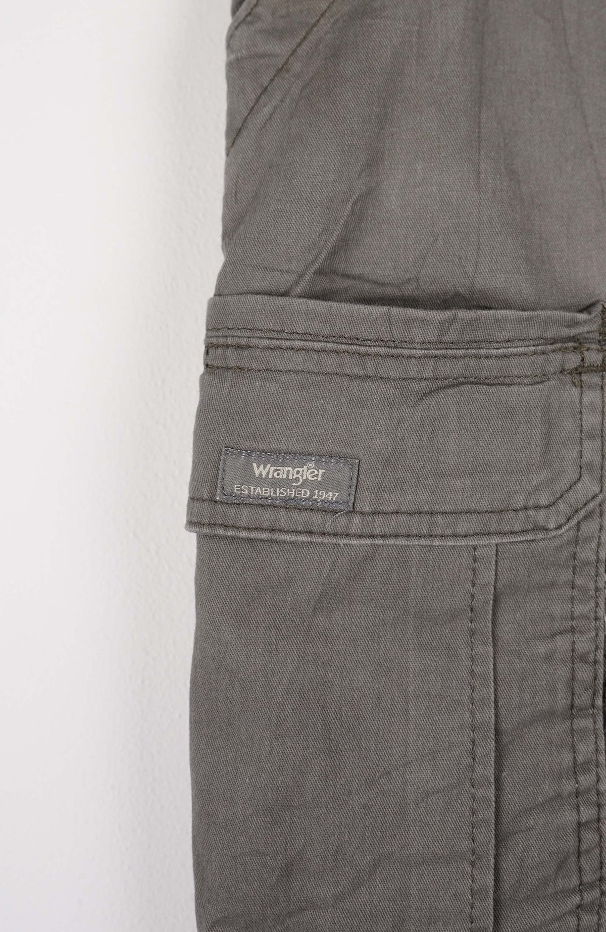VINTAGE WRANGLER CARGO SHORTS W34