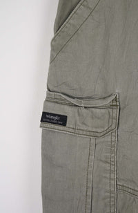VINTAGE WRANGLER CARGO SHORTS W34